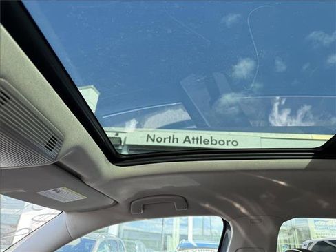 Used 2025 Volkswagen Atlas SEL Premium R-Line image 18