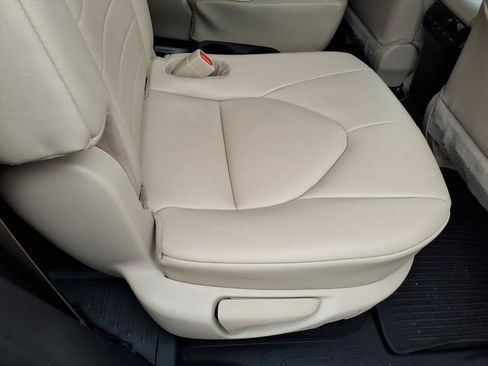Used 2021 Toyota Highlander XLE AWD/4WD image 21