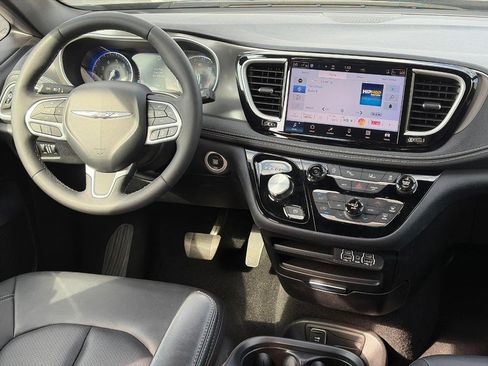 Used 2025 Chrysler Pacifica Select FWD image 12