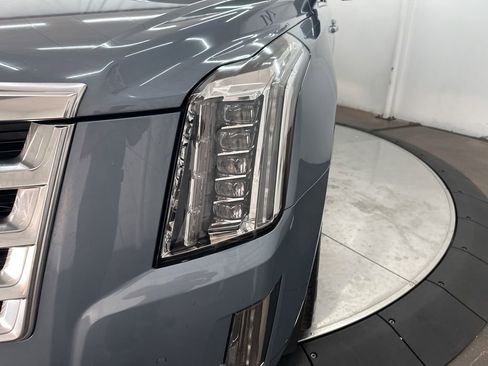 Used 2016 Cadillac Escalade Luxury image 32