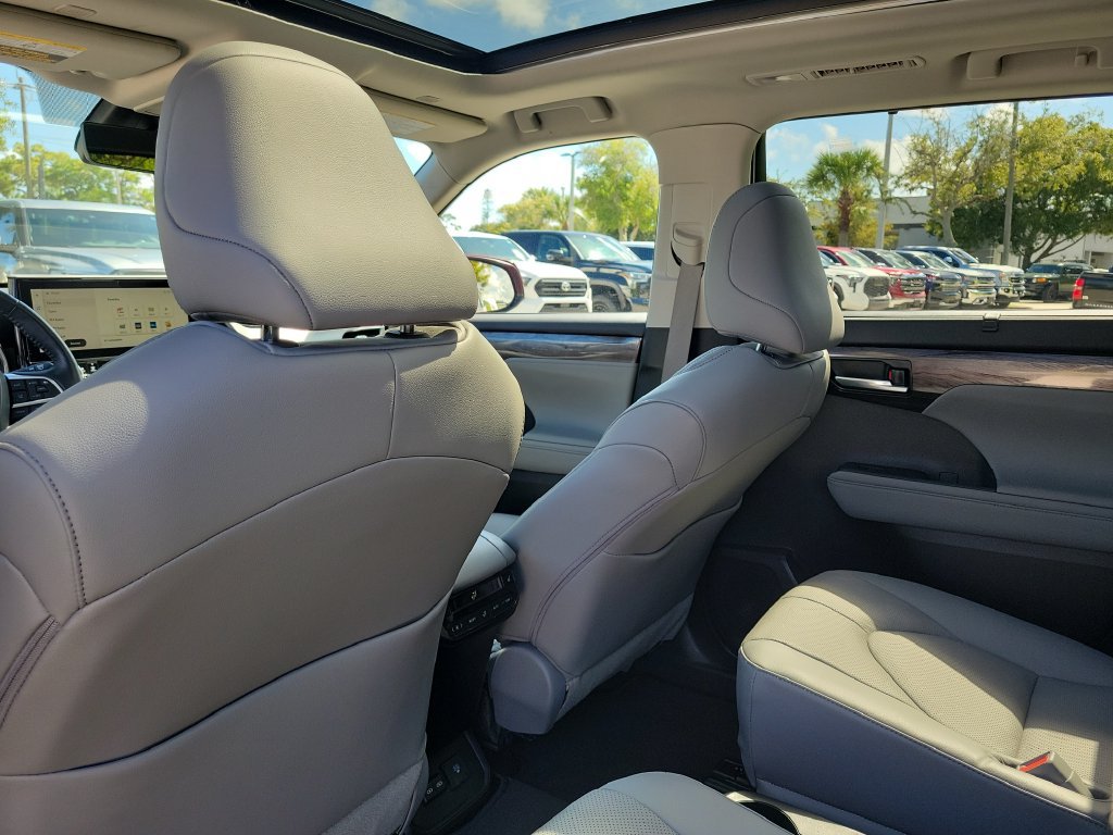 Used 2023 Toyota Highlander Platinum FWD image 25