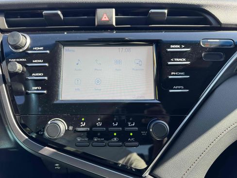 Used 2018 Toyota Camry LE image 23