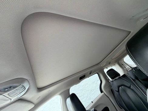 Used 2023 Chrysler Pacifica Limited FWD image 33