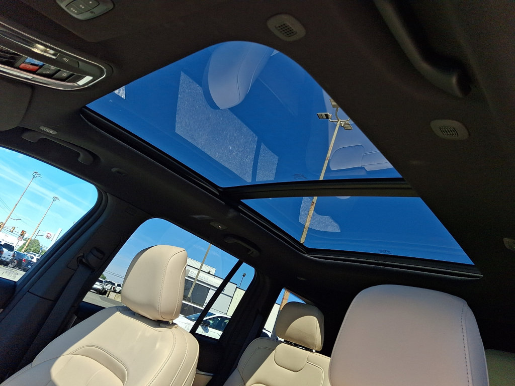 Used 2025 Jeep Grand Cherokee Limited AWD/4WD image 32