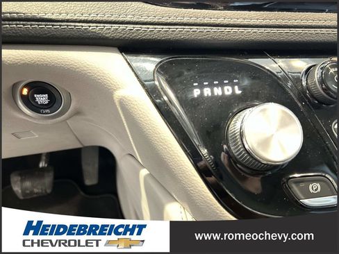 Used 2021 Chrysler Pacifica Limited w/ Uconnect Theater Family Group image 21