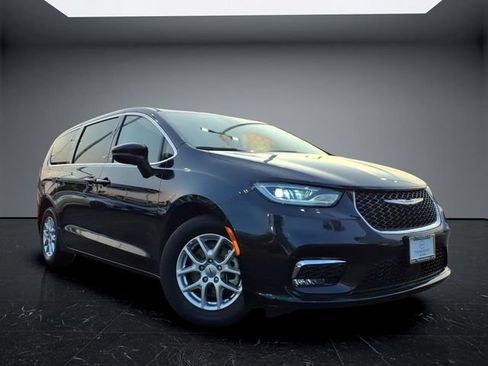 Used 2023 Chrysler Pacifica Touring-L FWD image 1