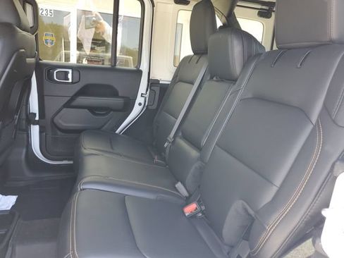 Used 2024 Jeep Wrangler Unlimited Sahara w/ Technology Group AWD/4WD image 30