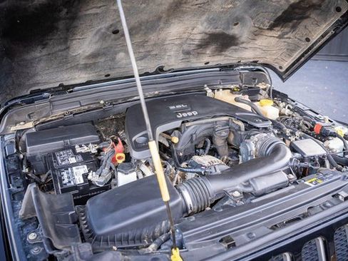 Used 2018 Jeep Wrangler Unlimited Sahara w/ Uconnect 4C Nav & Sound Group image 30