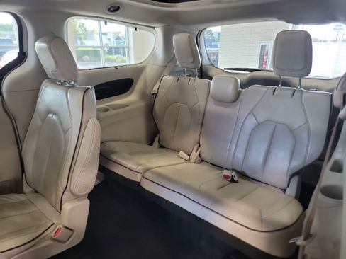 Used 2020 Chrysler Pacifica Limited FWD image 33
