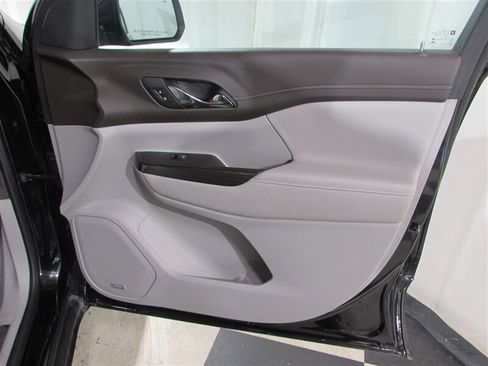 Used 2023 GMC Acadia SLT image 65