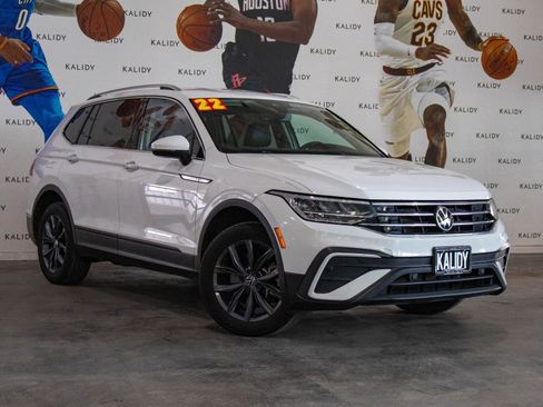 Used 2022 Volkswagen Tiguan SE image 2
