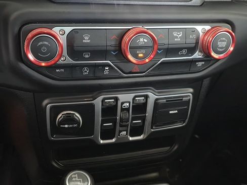 Used 2018 Jeep Wrangler Unlimited Sahara AWD/4WD image 24