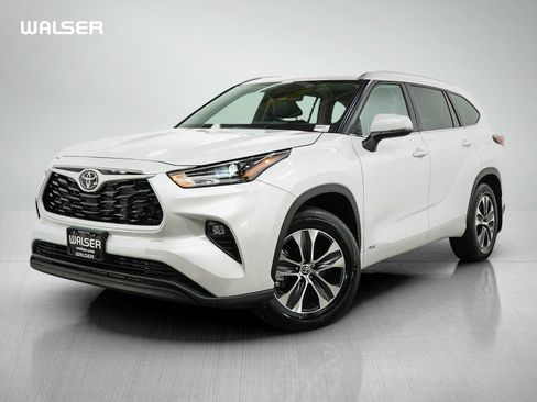 Certified 2026 Toyota Highlander XLE AWD/4WD image 1