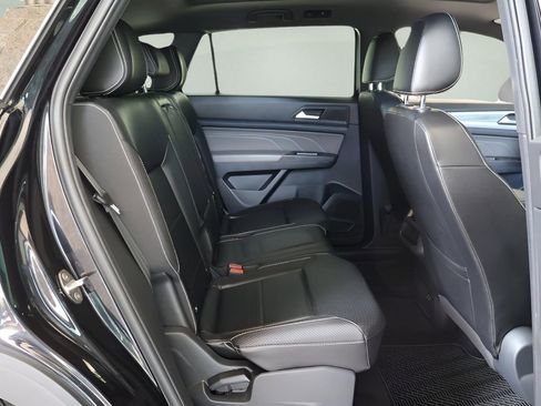 Used 2022 Volkswagen Atlas Cross Sport SE w/ Panoramic Sunroof Package image 18