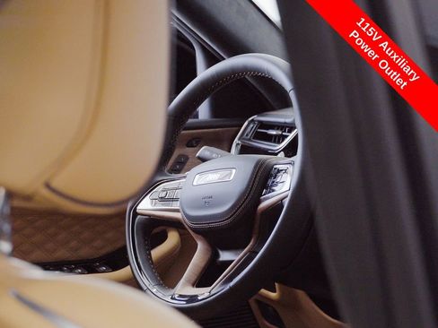 Used 2022 Jeep Grand Cherokee L Laredo image 14