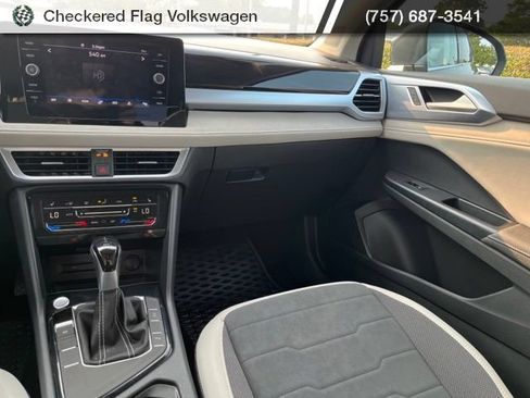 Certified 2025 Volkswagen Taos SE FWD image 29