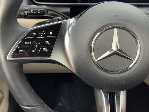 Used 2025 Mercedes-Benz GLC 300 4MATIC image 24