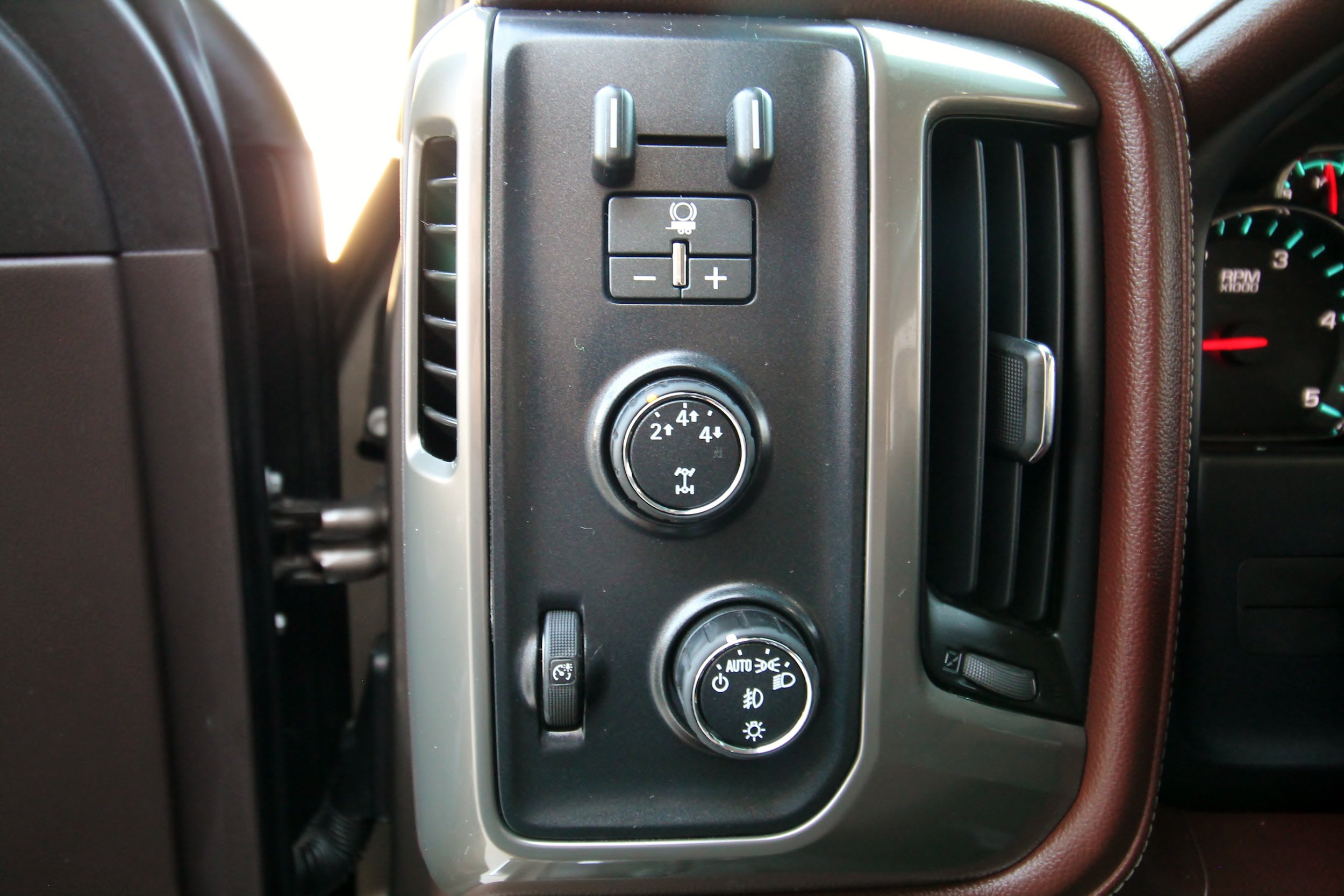 Used 2015 Chevrolet Silverado 2500 High Country w/ Duramax Plus Package AWD/4WD image 27