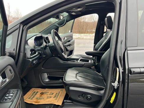 Used 2023 Chrysler Pacifica Limited w/ S Appearance Package image 14