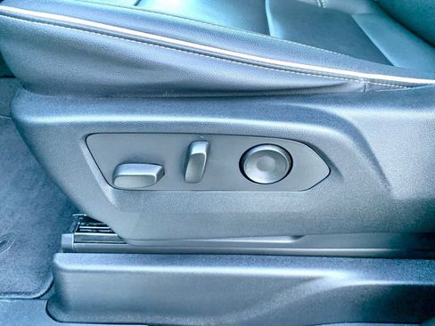 Used 2023 GMC Yukon SLT image 46