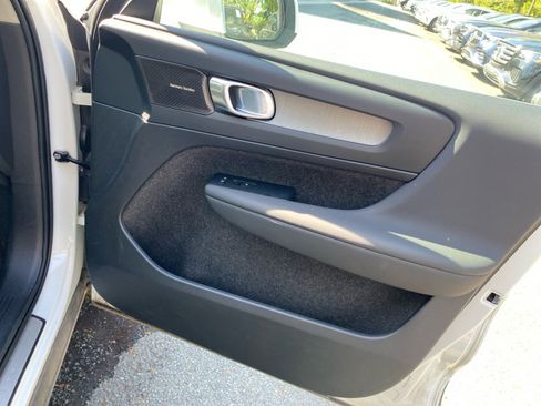 Used 2024 Volvo XC40 B5 Ultimate w/ Protection Package Premier image 31