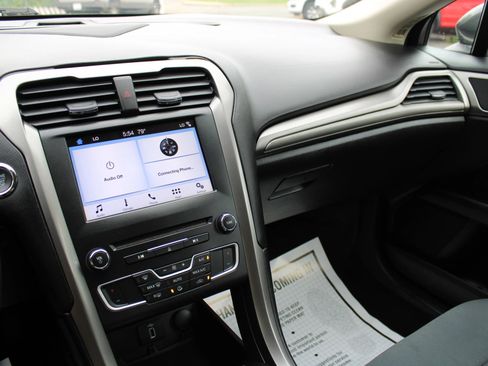 Used 2017 Ford Fusion SE w/ Fusion SE Technology Package FWD image 13