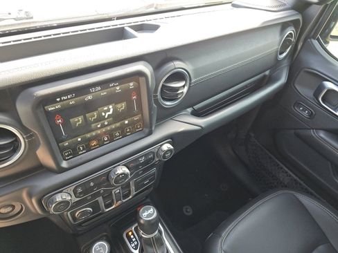 Used 2018 Jeep Wrangler Unlimited Sahara image 32