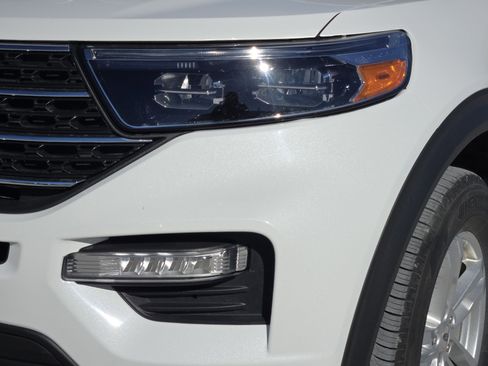 Used 2022 Ford Explorer XLT w/ Equipment Group 202A image 9