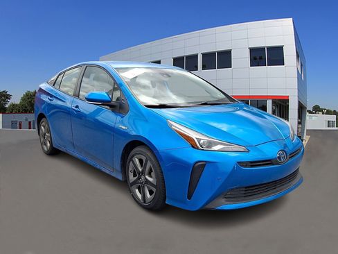 Certified 2021 Toyota Prius XLE FWD image 1
