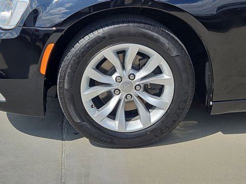 Used 2015 Chrysler 300 Limited RWD image 31