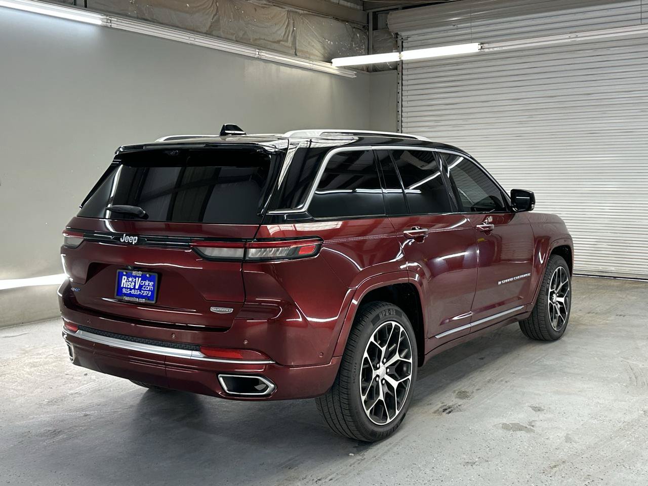 Used 2023 Jeep Grand Cherokee Summit AWD/4WD image 9