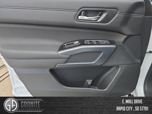 New 2025 Nissan Pathfinder SL image 10