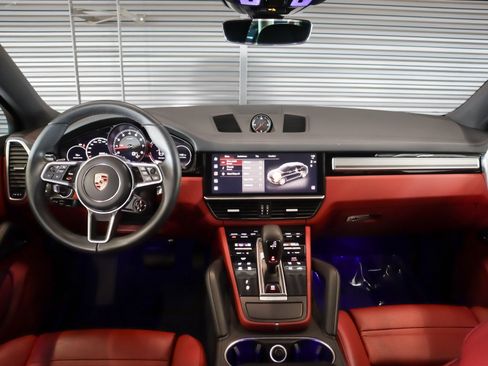 Certified 2023 Porsche Cayenne Platinum Edition image 12