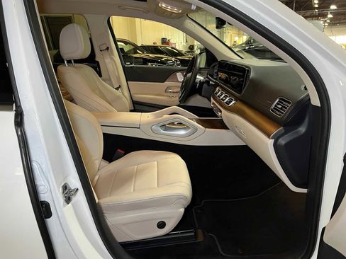 Used 2025 Mercedes-Benz GLS 450 4MATIC image 12