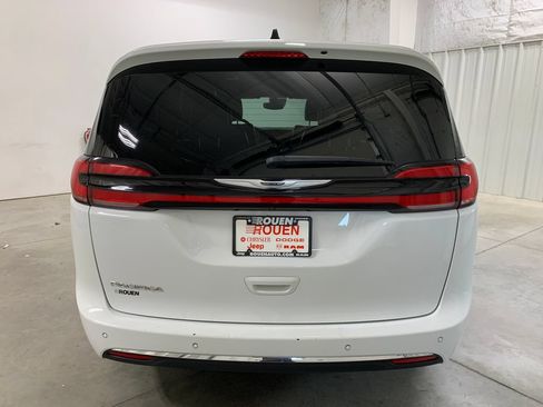 Used 2025 Chrysler Pacifica Select FWD image 6