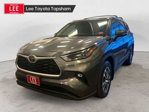 Used 2022 Toyota Highlander XLE AWD/4WD image 1