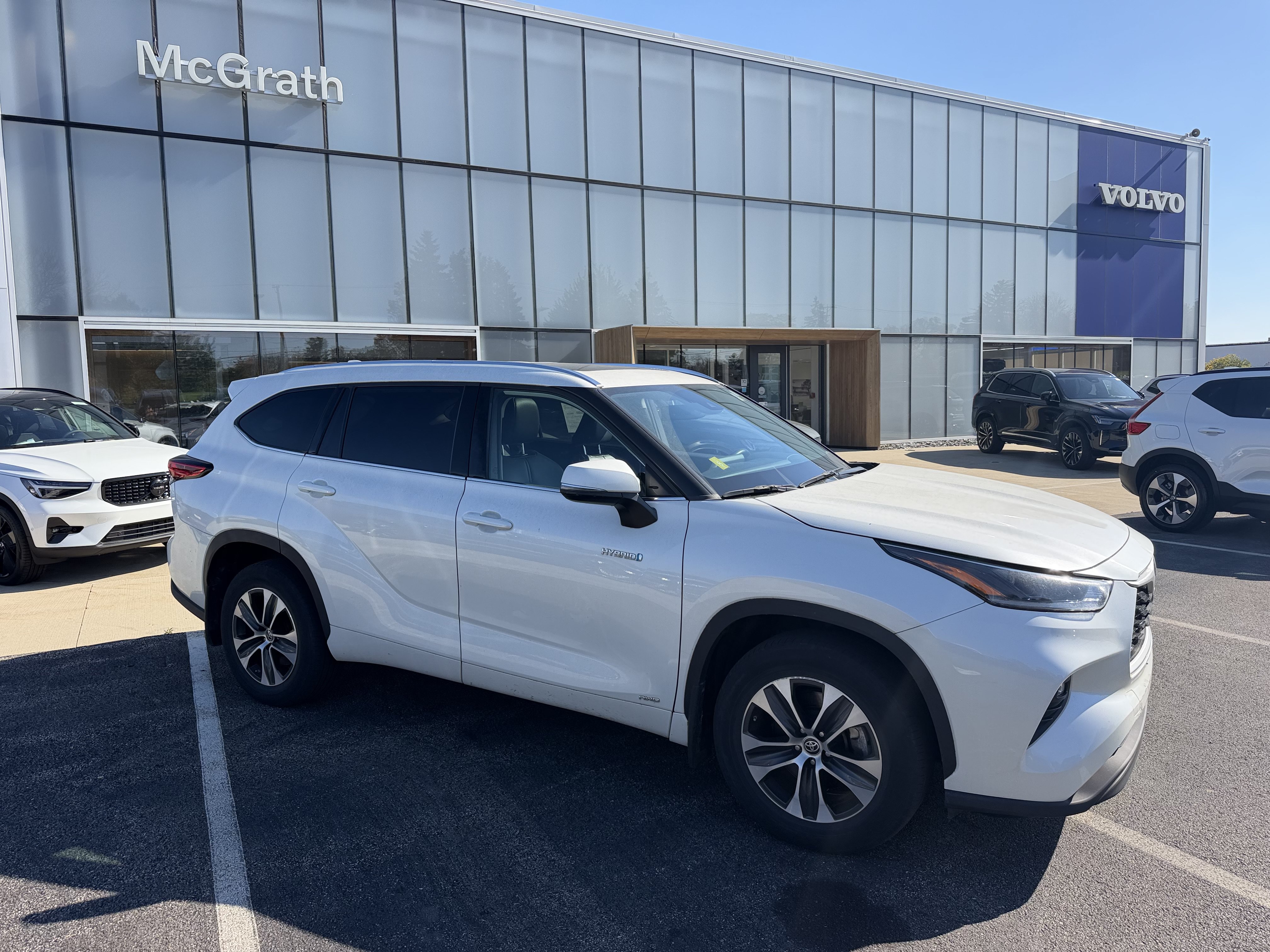 Used 2021 Toyota Highlander XLE AWD/4WD image 3