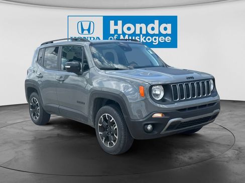 Used 2023 Jeep Renegade Latitude AWD/4WD image 3