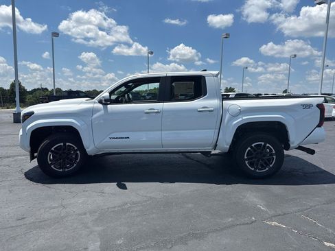 Used 2026 Toyota Tacoma TRD Sport w/ TRD Sport Upgrade Package AWD/4WD image 5