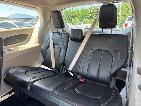 Used 2024 Chrysler Pacifica Touring-L FWD image 12