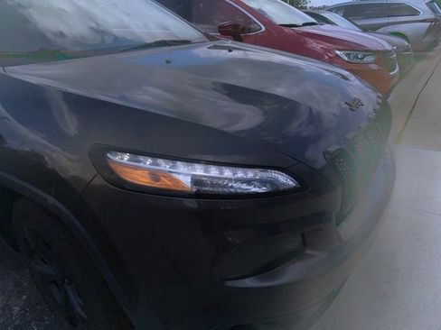 Used 2018 Jeep Cherokee Latitude w/ Altitude Package FWD image 12