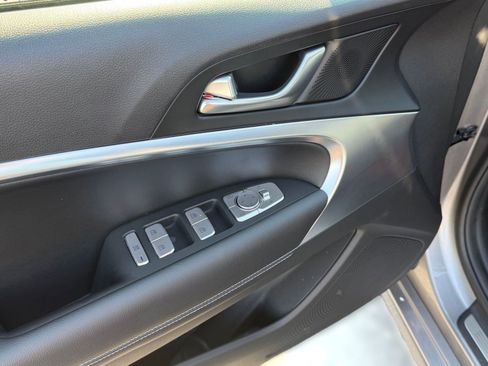 Used 2025 Genesis G70 2.5T RWD image 21