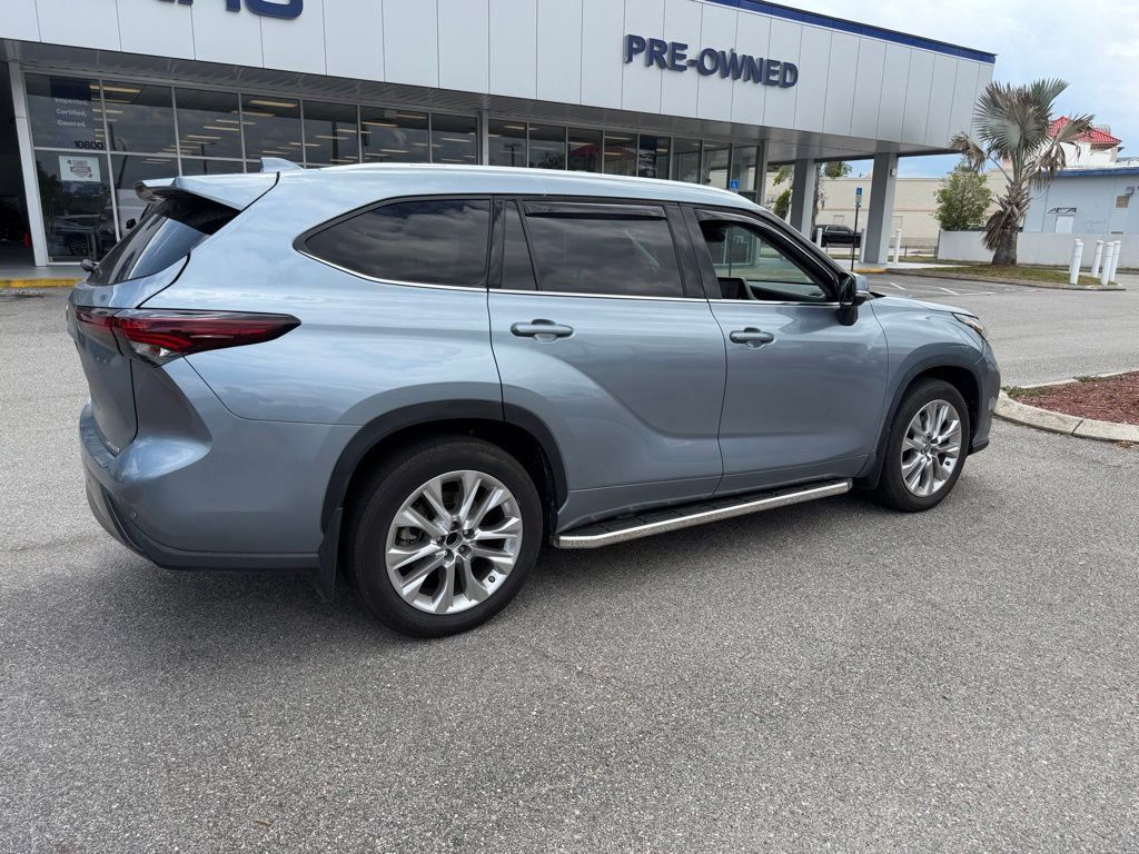 Used 2024 Toyota Highlander Limited FWD image 3