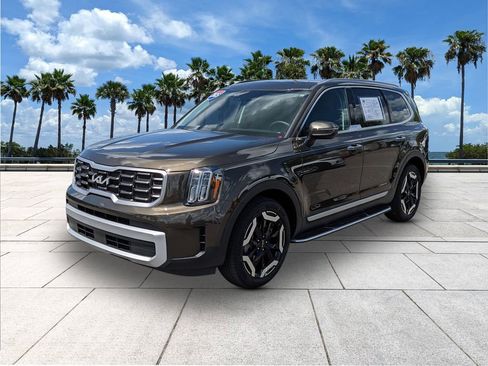 Used 2025 Kia Telluride S image 3