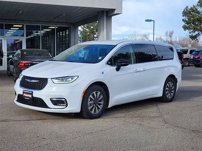 Used 2024 Chrysler Pacifica Select