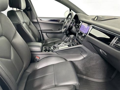 Certified 2023 Porsche Macan image 28