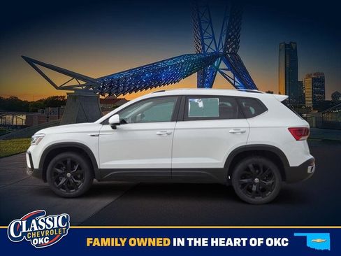Used 2022 Volkswagen Taos SEL w/ Panoramic Sunroof Package FWD image 4