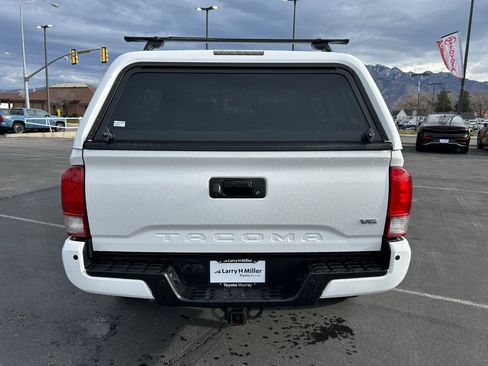 Used 2017 Toyota Tacoma TRD Sport image 4