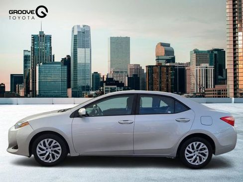 Used 2018 Toyota Corolla LE image 2