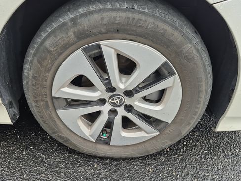 Used 2016 Toyota Prius Four image 7